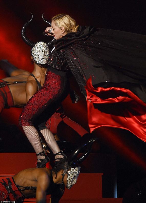 A pillanat, amikor az 56-os Madonna HÁTULA leesik a lépcsőn, miután táncosok húzták a BRIT Awardson..